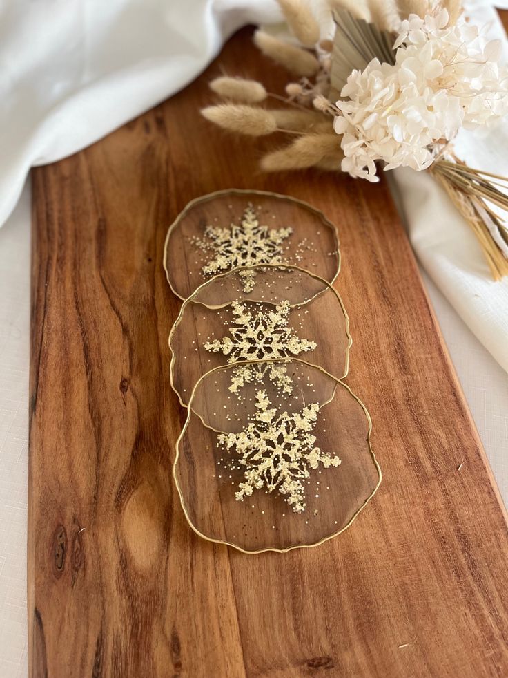 Resin coaster with gold edge